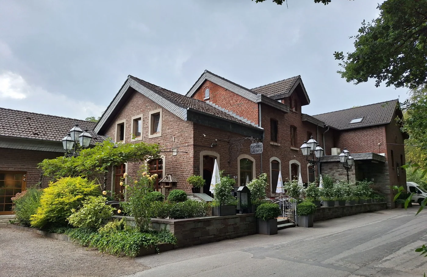 Außenansicht des Forsthaus Weiden am Würselener Wald
