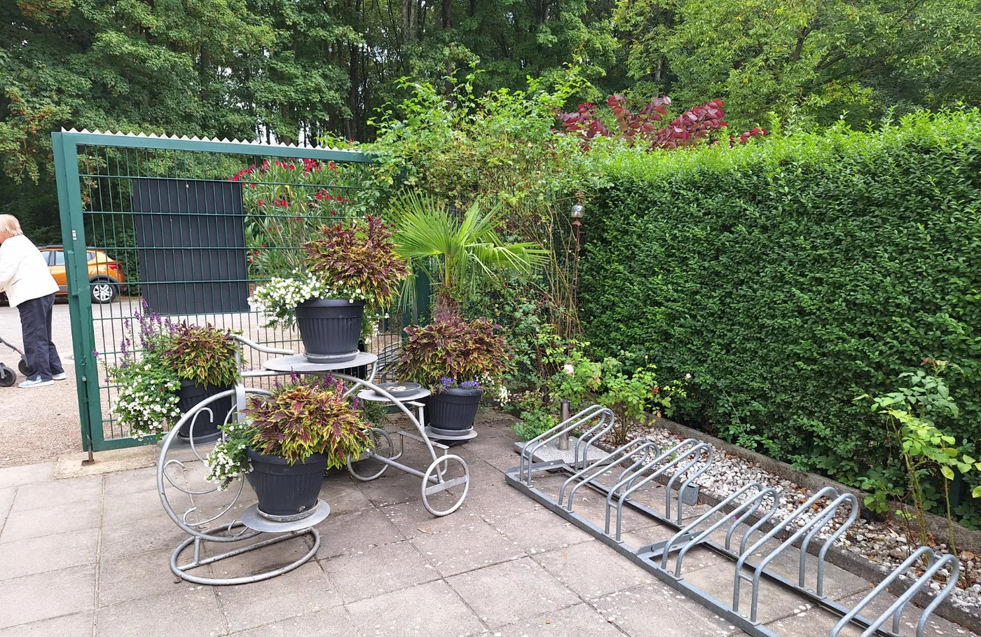 Fahrradständer am Forsthaus Weiden mit bepflanzter Fahrraddekoration