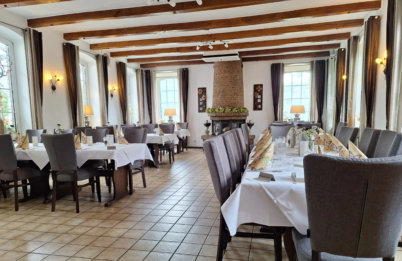 Gastraum im Forsthaus Weiden mit Holzbalken und Kamin