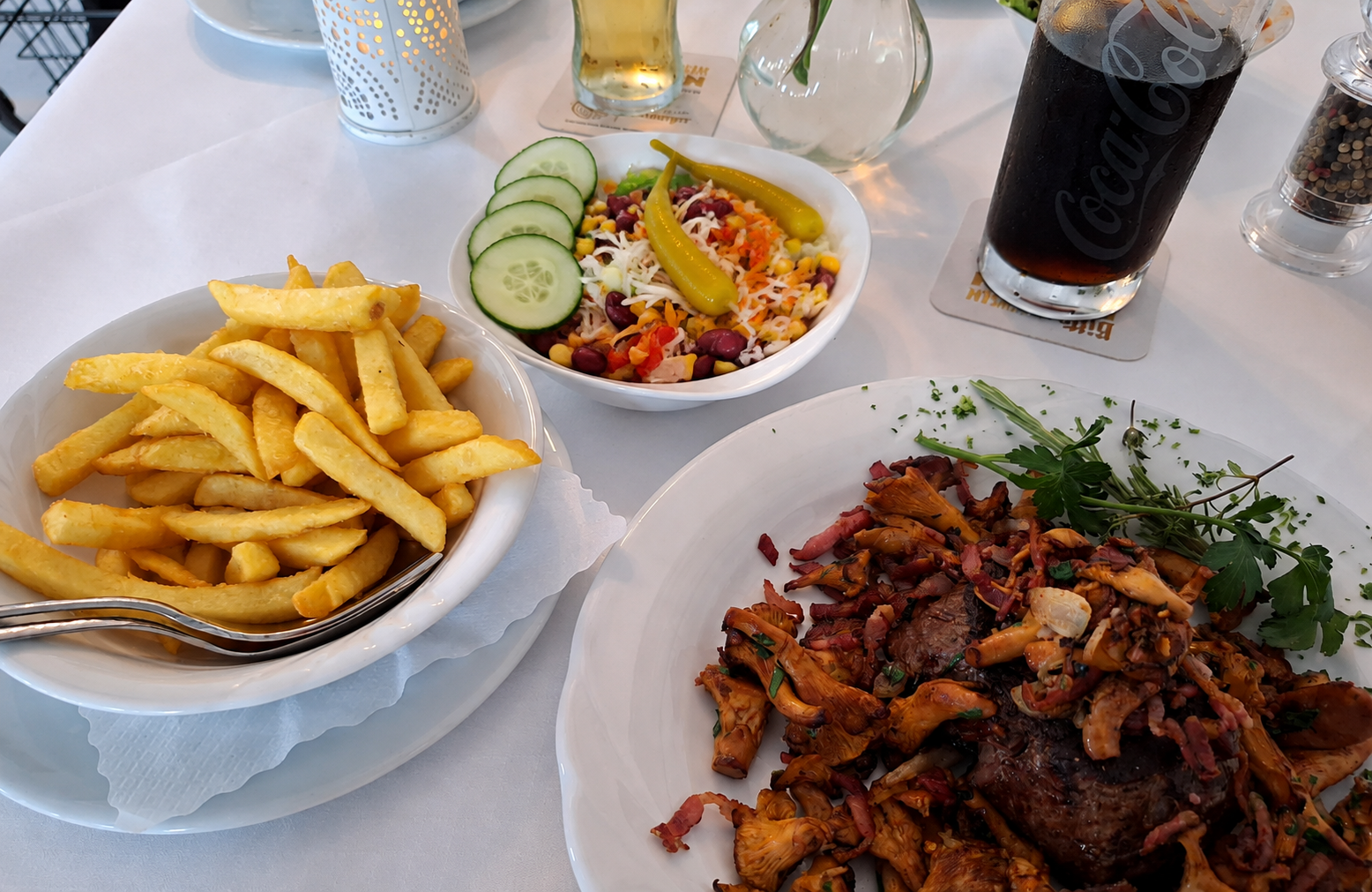 Rinderfilet mit Pfifferlingen und Speck – dazu Pommes frites und Salat